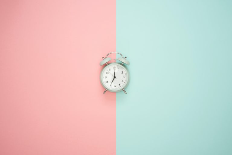Picture of an alarm in a beautiful pastel colored background representing the difference between two DateTime in hour.